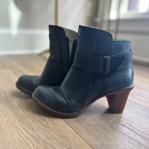 El Naturalista Black Leather Heeled Ankle Boots with Brown Stacked Heel